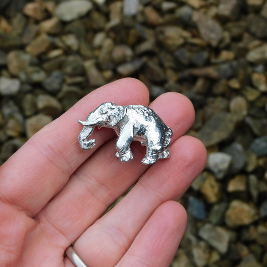 Elephant Figurine, Elephant Totem, Handguss aus Deutschem Zinn von William Sturt, Handguss aus Deutschem Zinn von William Sturt