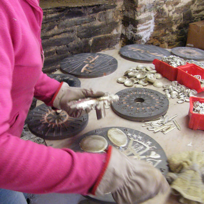 Pendentif Triskele,  Fait Main en Étain, par William Sturt, des Étains de Jumilhac