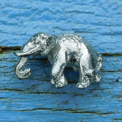 Elephant Figurine, Elephant Totem, Handguss aus Deutschem Zinn von William Sturt, Handguss aus Deutschem Zinn von William Sturt