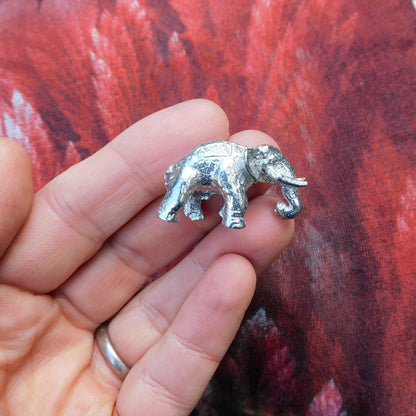 Elephant Figurine, Elephant Totem, Handguss aus Deutschem Zinn von William Sturt, Handguss aus Deutschem Zinn von William Sturt