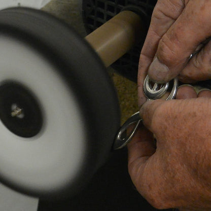 Pendentif Triskele,  Fait Main en Étain, par William Sturt, des Étains de Jumilhac