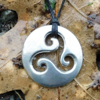 Pendentif Triskele,  Fait Main en Étain, par William Sturt, des Étains de Jumilhac