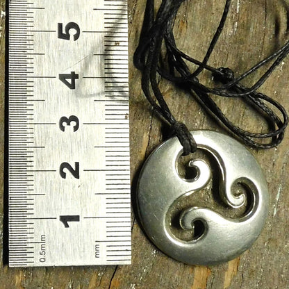 Pendentif Triskele,  Fait Main en Étain, par William Sturt, des Étains de Jumilhac