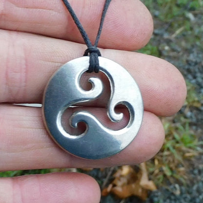 Pendentif Triskele,  Fait Main en Étain, par William Sturt, des Étains de Jumilhac